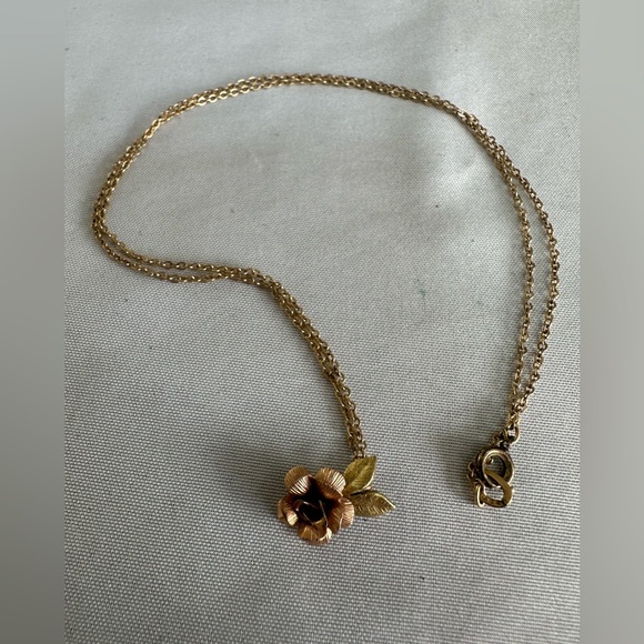 Dainty vintage Krementz gold overlay rose necklace - Picture 4 of 6